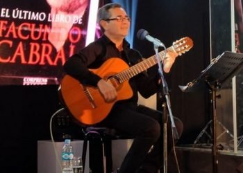 Alberto muñoz, ganador del premio carlos de mejor cantante solista