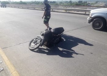 Automoviista chocó a un motociclista