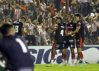 Graciani y todo instituto festejan el tercer gol que le dio la victoria a la gloria frente a ferro