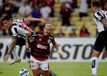 De arrascaeta cae en el área para el penal del flamengo