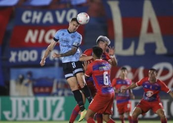 Vegetti anotó el único gol de belgrano para seguir en la punta