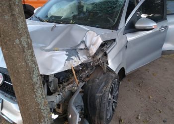 Choque de un auto en colonia caroya