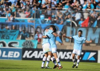 El abrazo de susvielles y ulises sintetiza la alegría de belgrano y su triunfazo ante platense por copa argentina