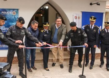 El intendente de colonia caroya, gustavo brandán, junto a autoridades de la policía.