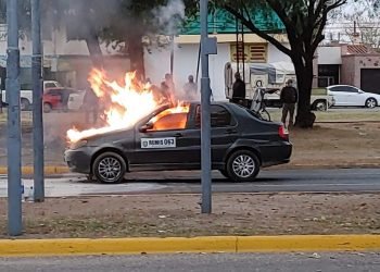Se incendió un remis en jesús maría