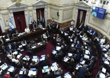 Senado argentino aprueba reformas previsional y fiscal