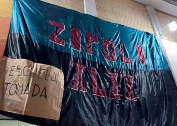 Estudiantes tomaron colegio domingo zipoli