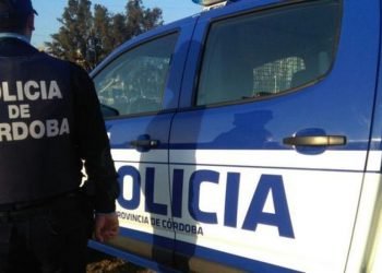 Un joven evadió un control policial a alta velocidad a metros de un colegio