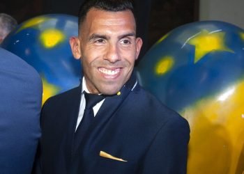 Carlos tévez se calzará el buzo de técnico de rosario central