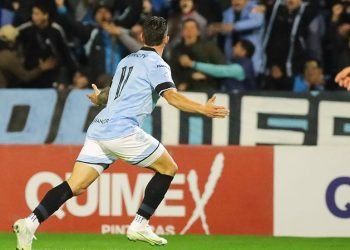 El Turco Hésar festeja su gol para que Belgrano gane otra vez en Alberdi