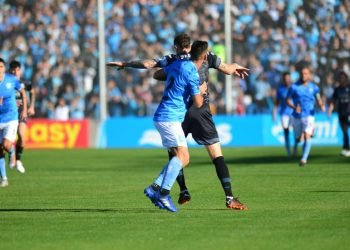 Veggeti aguanta la pelota de espaldas ante un gigante de alberdi colmado como siempre. el pirata empató y el goleador no estará en mar del plata ante alvarado por haber llegado al límite de amarillas.