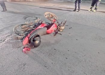 Una mujer denunció que el auto que la chocó la abandonó el lugar del siniestro