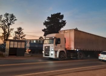 Reclamo de camioneros en ruta 9 norte en el acceso a Sinsacate