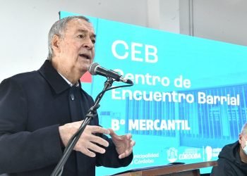 El gobernador juan schiaretti en el centro de encuentro barrial en barrio mercantil