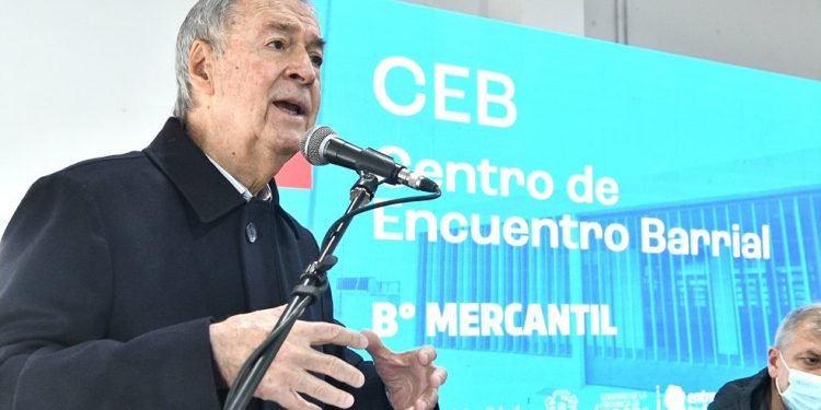 El gobernador juan schiaretti en el centro de encuentro barrial en barrio mercantil