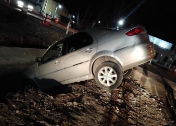 Perdió el control y cayó en una fosa