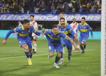 Darío benedetto festeja el gol con el que boca le ganó a river en la bomobonera