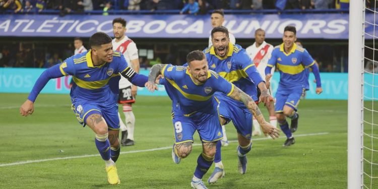 Darío benedetto festeja el gol con el que boca le ganó a river en la bomobonera