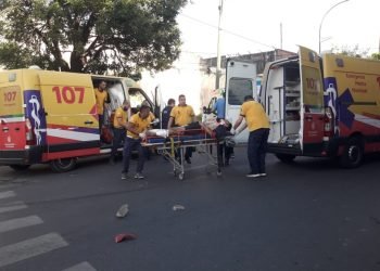 Atropelló a dos jóvenes en moto, huyó y causó otros choques