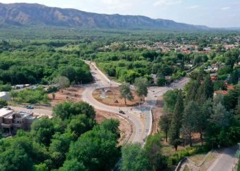 La Provincia habilitó obras viales y entregó viviendas en Cosquín