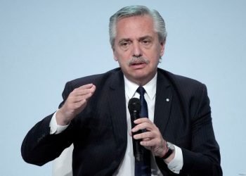 El presidente de argentina, alberto fernandez, habla en una cumbre en parís