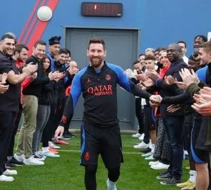Messi recibimiento psg 416x555