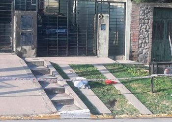 Motochoros balearon a una joven por la espalda por un celular