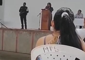 Directora de una escuela prohibió celulares, piercings, pelos teñidos y noviazgos