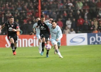 Instituto fue más pero no pudo quedarse con el triunfo ante Racing