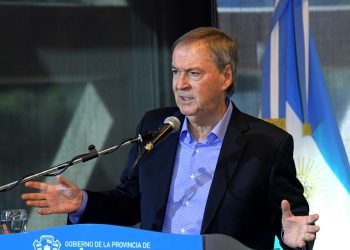 El gobernador juan schiaretti firmo un convenio con automotrices11 1