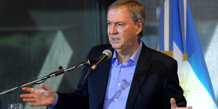 El gobernador juan schiaretti firmo un convenio con automotrices11 1