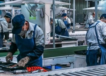 Personas trabajando en una fabrica 1140x641