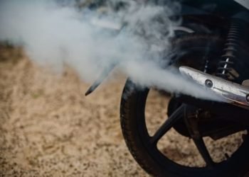 Reparaba la moto en su habitación y murió intoxicado