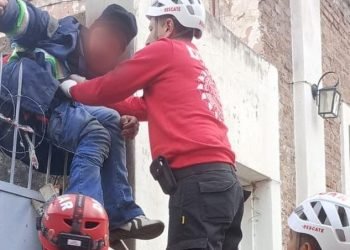 Quiso robar en una casa y quedó enganchado de los testículos en unas rejas