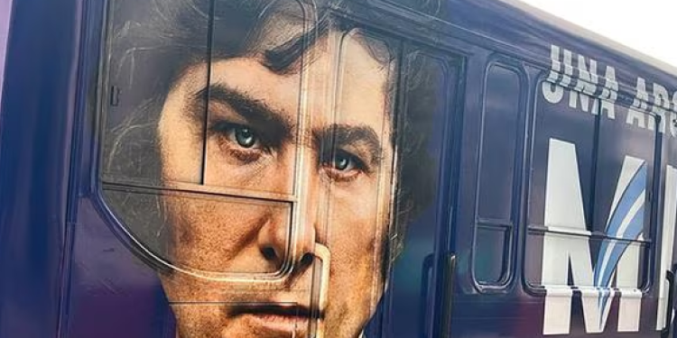 Milei pasó por Nueva Córdoba con su utopía de “dolarizar rápido”