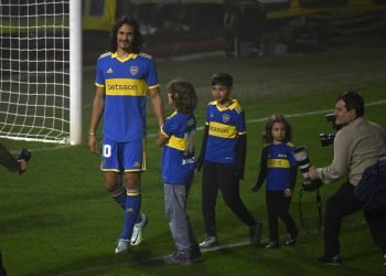 Edinson Cavani fue presentado en La Bombonera: “Hoy estoy acá feliz con mi familia”