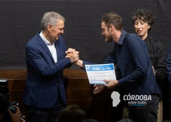 Programa Jóvenes en Ciencia: Schiaretti presidió la entrega de aportes