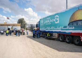 Egyptian ngo volunteers protest at rafah crossing demanding aid delivery