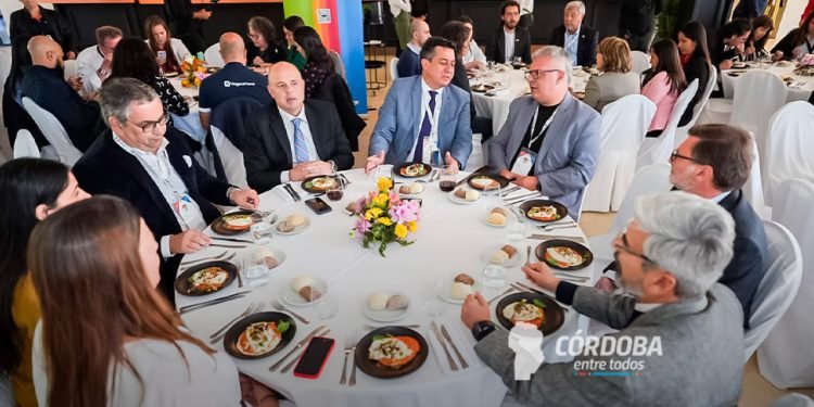 La ronda de negoción convocó a unos 15 operadores locales.