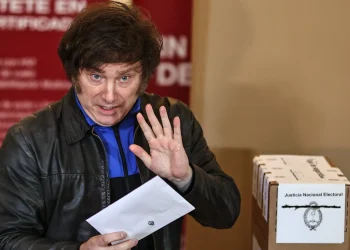 Candidato libertad avanza ultraderecha presidencia argentina javier milei vota universidad tecnologica nacional hoy buenos aires argentina 98