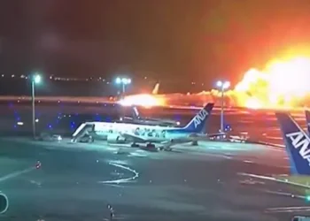 Un avion de pasajeros se incendia mientras aterrizaba de emergencia en el aeropuerto de haneda de tokio