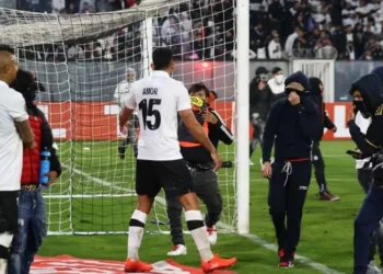 Colo colo hinchas invaden cancha 862x485