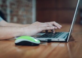 Ruidos molestos y fiestas clandestinas: algunos de los 15 nuevos reclamos digitales disponibles en VeDi