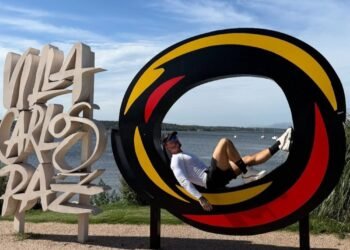 J Balvin piso suelo carlospacense