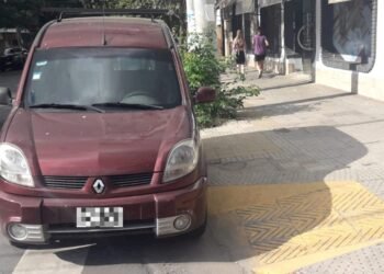La App Ciudadana registró más de 2.600 denuncias vecinales por vehículos mal estacionados