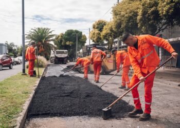 Avanza el bacheo con asfalto en barrio Marqués de Sobremonte