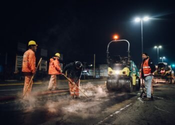 Con trabajos nocturnos, mejoran con asfalto un kilómetro de avenida Colón