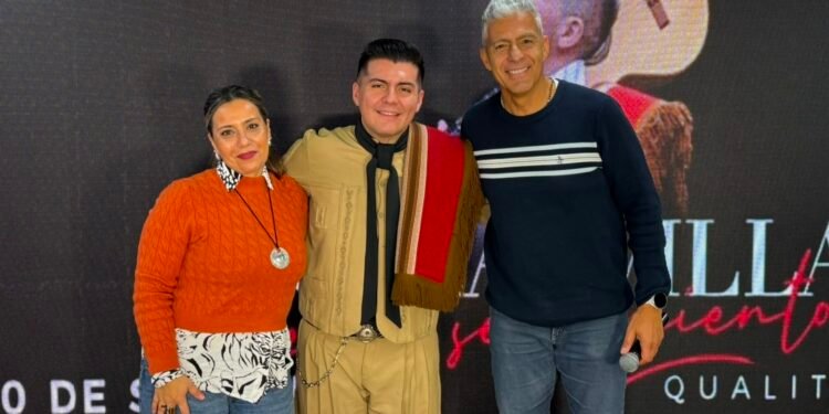 Nico Villa arribó a los estudios de Mas Radio para anticipar su show en el Quality