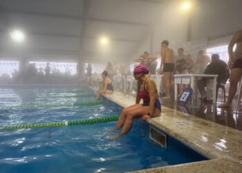 Jesús María finalizó un desafío inédito de natación con 610 kilómetros recorridos