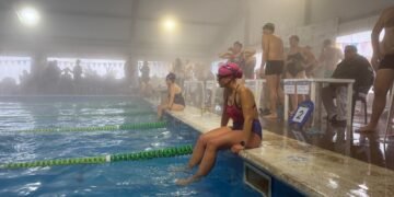 Jesús María finalizó un desafío inédito de natación con 610 kilómetros recorridos
